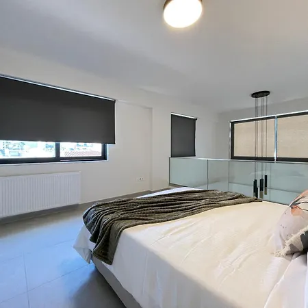 Apartment Gleaming Near Metro Mall
