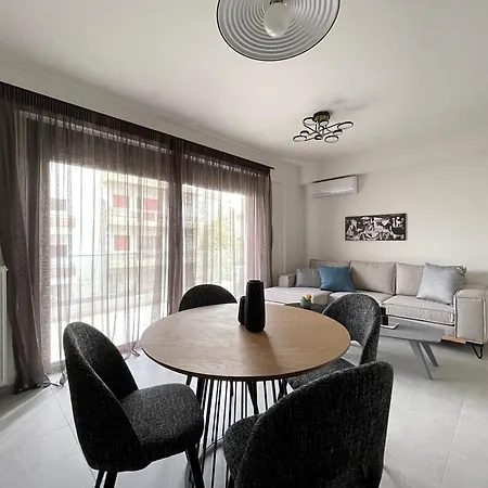 Apartment Gleaming Near Metro Mall
