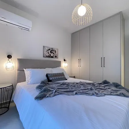 Apartment Gleaming Near Metro Mall
